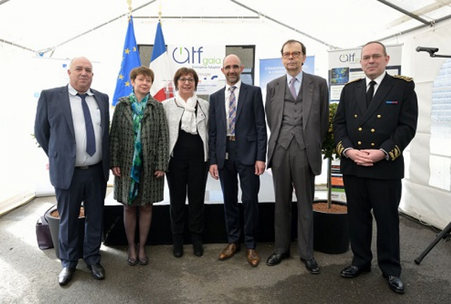 De gauche à droite : Jean-Marc FROGER, Président de l'UNEA - Odile RENAUD-BASSO, Directrice générale adjointe de la Caisse des Dépôts - Martine PINVILLE, Secrétaire d'Etat - Sylvain COUTHIER, Président d'ATF Gaia - Louis SCHWEITZER, Commissaire général à l'investissement - Nicolas DE MAISTRE, Secrétaire général de la préfecture de Seine-et-Marne.